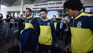 Fenerbahçe, Antalya'ya geldi; taraftarlar Yanal'a destek verdi