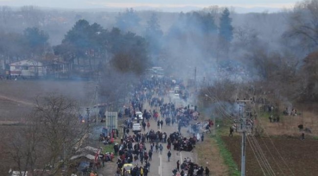 Pazarkule'de bekleyen yüzlerce göçmen havadan görüntülendi