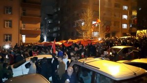 Şehit evinin önünde toplanan binlerce Ankaralı, 'İstiklal Marşı' okudu