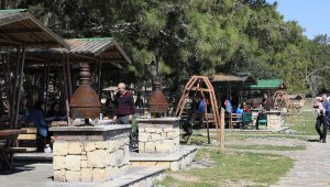 Antalya'da mesire alanları doldu