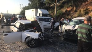 Aydın'da iki otomobil çarpıştı: 2'si çocuk 5 yaralı