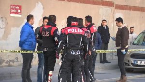 Başakşehir'de polisten kaçan şüphelilerin ateş açmasıyla 1 kişi yaralandı