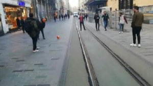 Boş kalan İstiklal Caddesi'nde top oynadılar