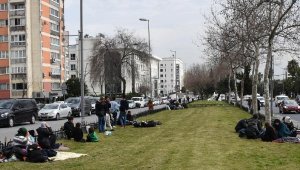 Edirne'ye gitmek isteyen göçmenlerin Vatan Caddesi'ndeki bekleyişleri sürüyor