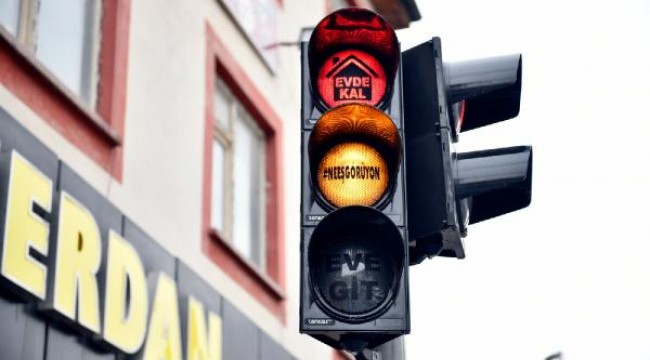 Elbistan'da trafik ışıklarıyla mesajda 'neeşgörüyon'