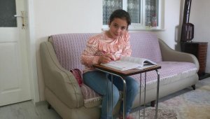 Evde uzaktan eğitime başlayan Emine: İnşallah virüs bir an önce gider