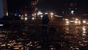 Gaziantep'te sağanak nedeniyle araçlar suya gömüldü