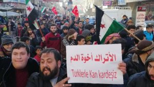 İdlibliler, şehit askerler için Türk bayraklarıyla yürüdü