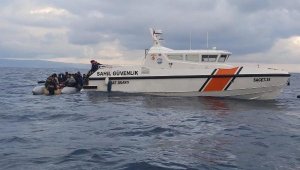 İzmir'de Yunanistan'ın ittiği 48 göçmen kurtarıldı
