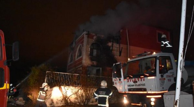 Kırıkkale'de 3 katlı villanın çatısı yandı