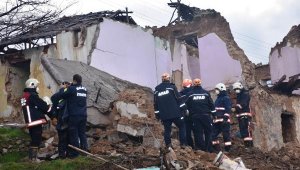 Malatya'da metruk bina çöktü, enkaz kaldırma çalışması yapılıyor