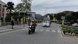 Marmaris'te polis konvoy oluşturup, 'evde kalın' çağrısı yaptı