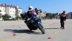 Motosikletli jandarmaya ileri sürüş eğitimi