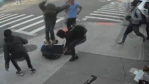 New York'ta 20 kişi bir genç kızı sokak ortasında dövdü