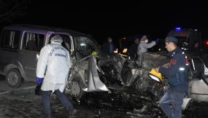 Otomobil ile hafif ticari araç çarpıştı: 4 ölü, 4 yaralı