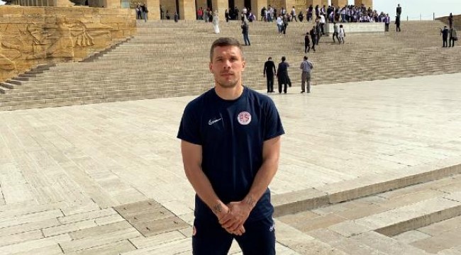 Podolski, Anıtkabir'i ziyaret etti