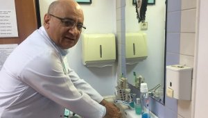 Profesör Yalçın: Koronavirüse karşı eldiven takmak yanlış