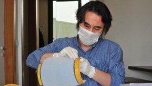Sağlıkçıların koronavirüsten korunması için 'siper maske' yaptı