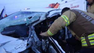 Silivri'de iki araç kafa kafa çarpıştı: 4 yaralı