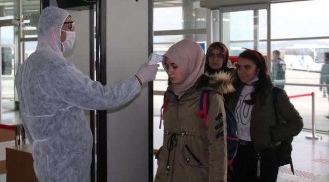 Sivas'ta terminale gelen yolcuların ateşi ölçülüyor