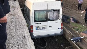 Tarım işçilerinin taşındığı minibüs şarampole yuvarlandı: 3 ölü, 14 yaralı