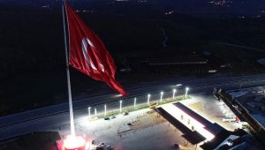 2 bin metrekarelik dev Türk bayrağı altında tören