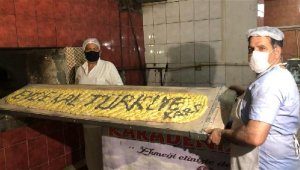 2 metrelik 'Evde Kal Türkiye' yazılı pide, açık artırmayla satıldı