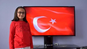 8 yaşındaki Hatice, uzaktan eğitimle İstiklal Marşı'nı işaret diliyle okumayı öğrendi