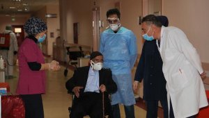 87 yaşındaki Covid-19 hastası bir haftada taburcu edildi