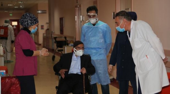 87 yaşındaki Covid-19 hastası bir haftada taburcu edildi