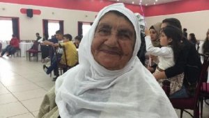 90 yaşındaki kadın 10 günde koronavirüsü yendi, alkışlarla taburcu oldu