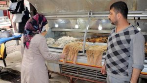 Adana'da Kasaplar Çarşısı'nda sakatatlar elle seçiliyor