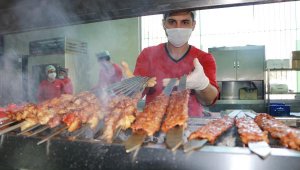 Adana'da kebapçıların yoğun iftar siparişi mesaisi