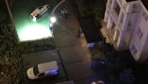 Alkollü sürücü, park etmeye çalıştığı aracıyla havuza düştü