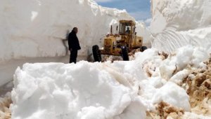 Antalya'da 7 metre karla kaplı yollar açılıyor