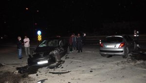Antalya'da yasak kalktı, otomobiller çarpıştı: 4 yaralı