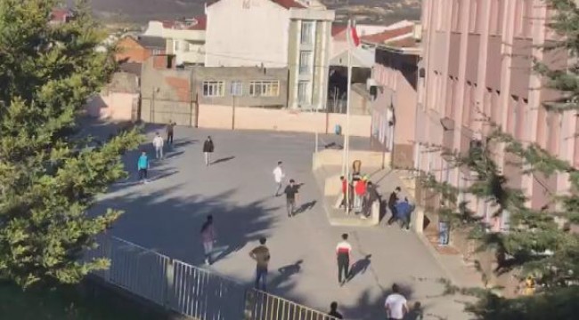 Arnavutköy'de yasağa rağmen okul bahçesinde top oynadılar
