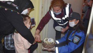 Ayşe hemşire, polisin kızına doğum günü sürprizini gözyaşlarıyla izledi
