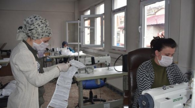 Beytüşşebaplı gönüllü kadınlar, günde 500 maske üretiyor 