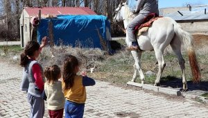 Cirit sporcusu, toplu taşıma yerine atını kullanıyor
