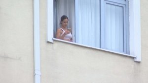 Devlet yurdunda karantinadaki Isla'nın eşi pencerede görüntülendi 