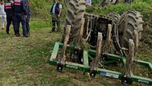 Devrilen traktörün altında kalan çiftçi öldü