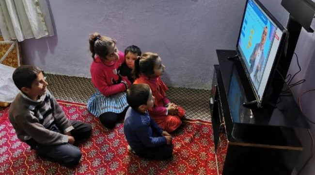 EBA TV'yi izleyemeyen Şemdinlili öğrencilere belediyeden televizyon desteği