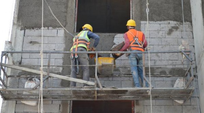 Elazığ'da depremzedeler için konut yapımı sürüyor