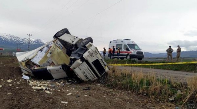 Erzincan'da TIR devrildi, sürücü öldü