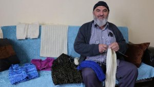 Evden çıkamayan 67 yaşındaki adam, kazak örüyor