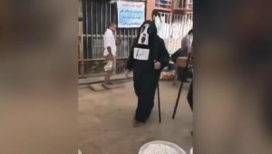 İran'da sokağa çıkma yasağını delenlere Azrail kostümüyle koronavirüs uyarısı