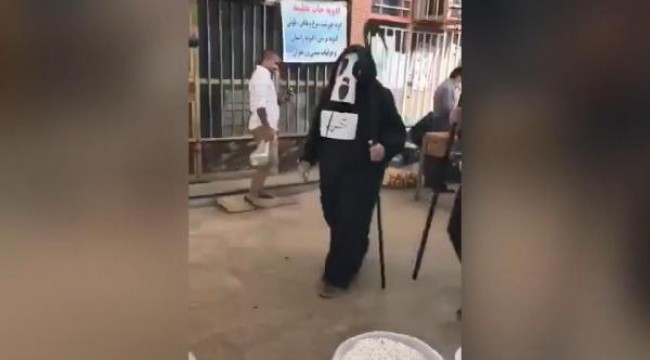 İran'da sokağa çıkma yasağını delenlere Azrail kostümüyle koronavirüs uyarısı
