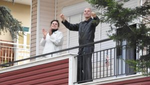 İzmirli müzik grubu, balkondan konserle evdekilere moral veriyor