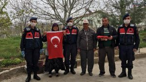 Jandarma, Meryem teyzenin telefonda istediği Türk bayrağını teslim etti